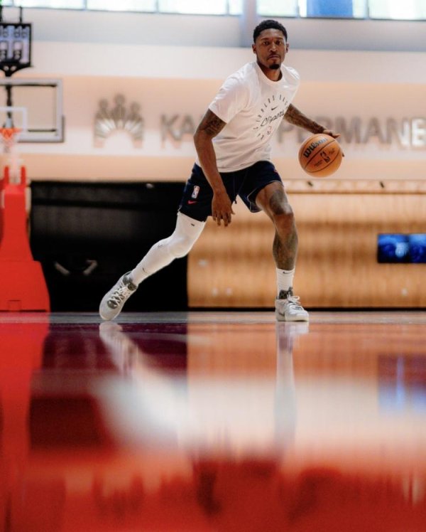 驰盈配资 一内一外两大新援！快船官推晒大洛佩兹和比尔今日训练照