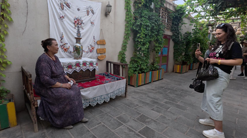 游客在小巷里打卡拍照。人民网记者 