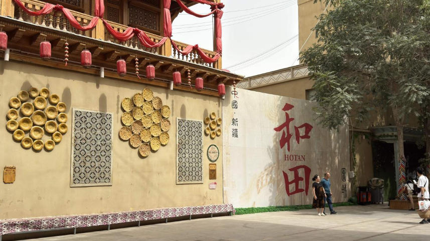 游客在团城标志性地点打卡拍照。人民网记者